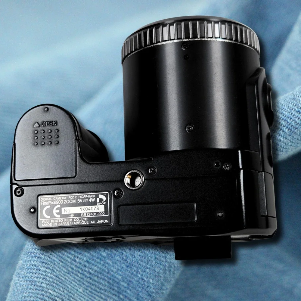 Classic Fujifilm Finepix 6900 Zoom Digital Camera 3.1MP Super CCD With Case